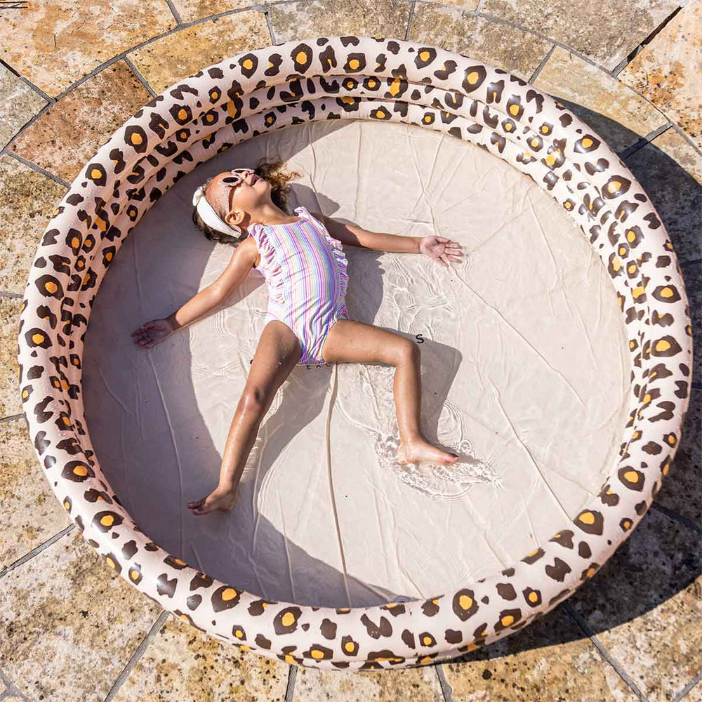 Het Swim Essentials zwembad 150 cm beige leopard is een heerlijk opblaasbaar zwembadje voor de warme zomerdagen. Dit zwembad zorgt voor lekker veel verkoeling en heel veel speelplezier. VanZus.