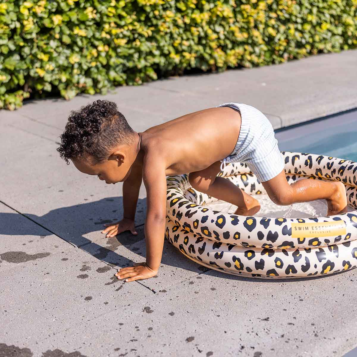 Het Swim Essentials zwembad 60 cm beige leopard is het perfecte accessoire voor een warme dag. Dit leuke opblaasbare zwembadje zorgt voor lekker veel plezier en verkoeling. VanZus.