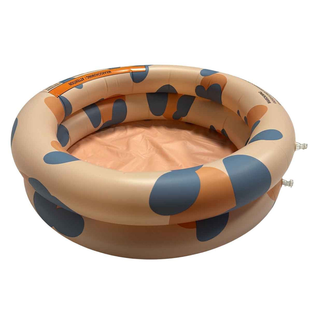 Het Swim Essentials zwembad 60 cm cheetah is het perfecte accessoire voor een warme dag. Dit leuke opblaasbare zwembadje zorgt voor lekker veel plezier en verkoeling. VanZus.
