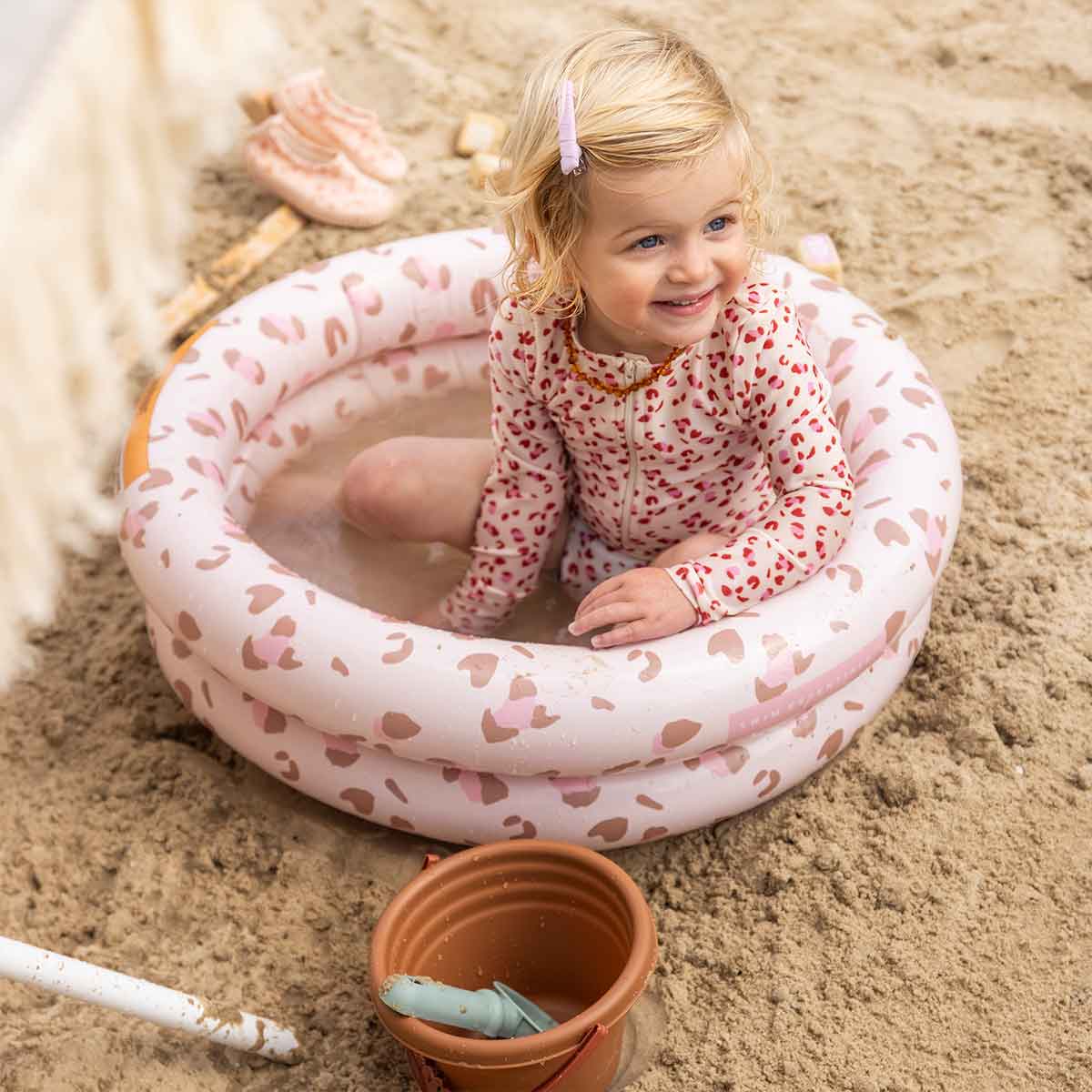 Het Swim Essentials zwembad 60 cm old pink leopard is het perfecte accessoire voor een warme dag. Dit leuke opblaasbare zwembadje zorgt voor lekker veel plezier en verkoeling. VanZus.