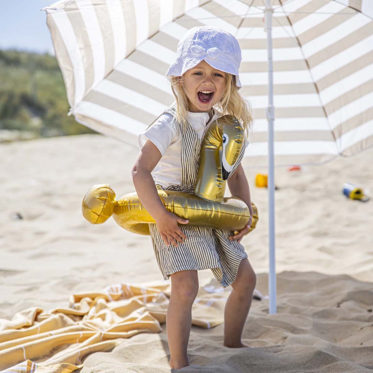 De Swim Essentials split zwemband 56 cm gold swan is het perfecte accessoire voor jouw kindje tijdens een dagje bij het zwembad of de zee. Deze leuke zwemband heeft de looks van een gouden zwaan. VanZus.