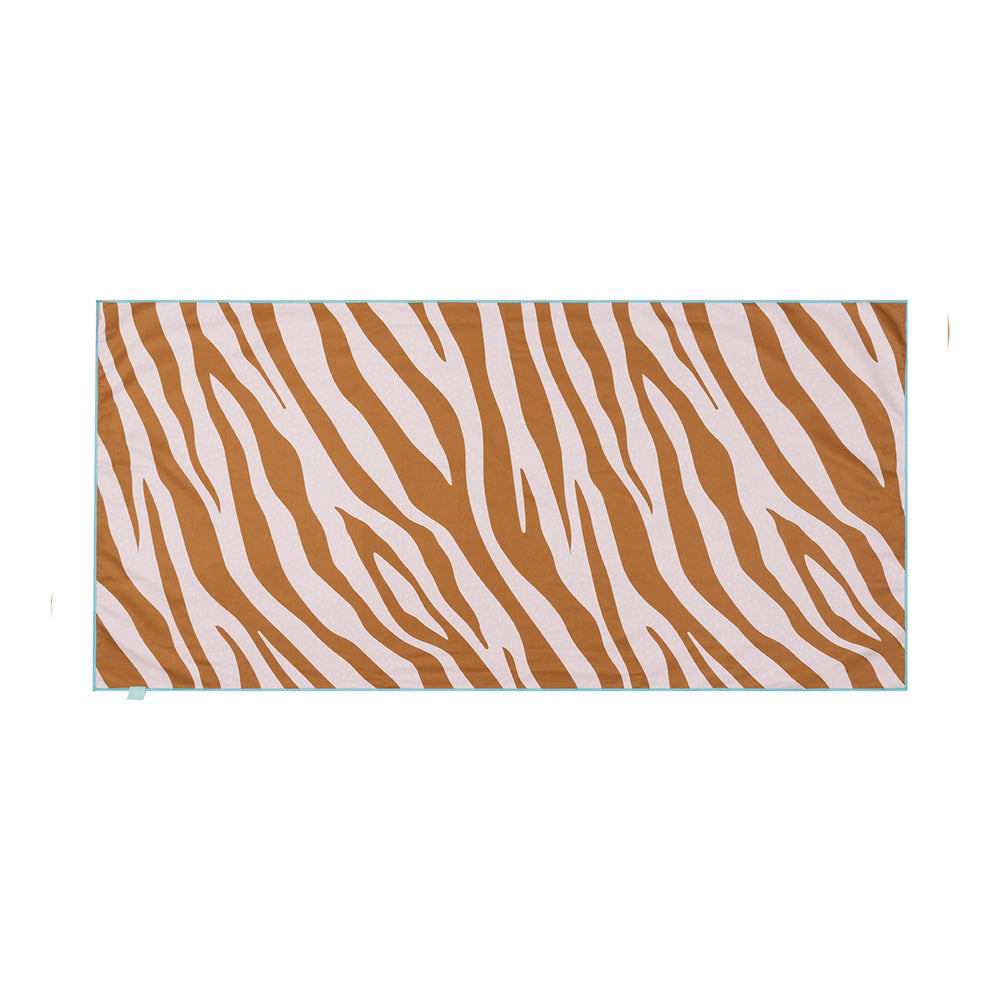 Het Swim Essentials luxe microfiber strandlaken orange zebra 135 x 65 cm is onmisbaar in de tas wanneer je een dagje naar het strand of het zwembad gaat. Met dit fijne strandlaken ben je zo weer droog! VanZus.