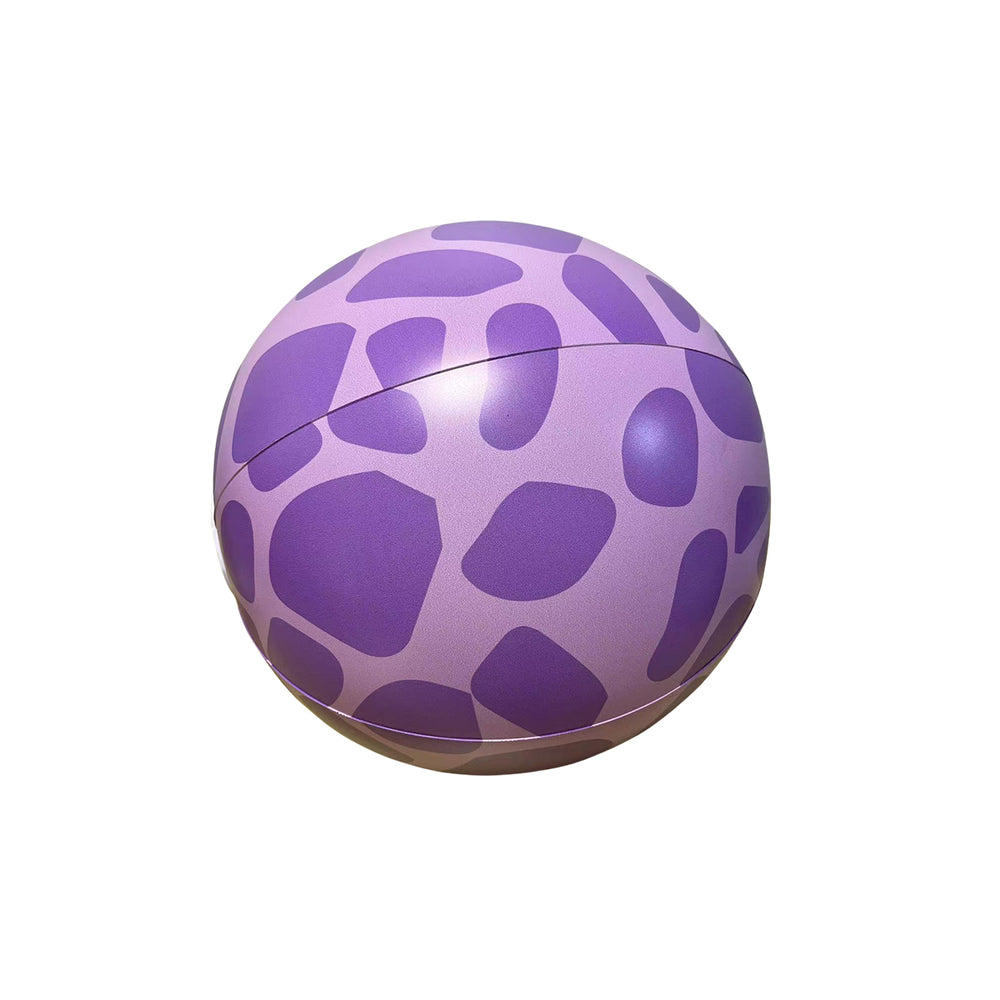 De Swim Essentials strandbal purple giraffe is het perfecte accessoire voor een dagje strand of zwembad. Lekker overgooien of een soort volleybal, deze opblaasbare strandbal zorgt voor veel speelplezier. VanZus.