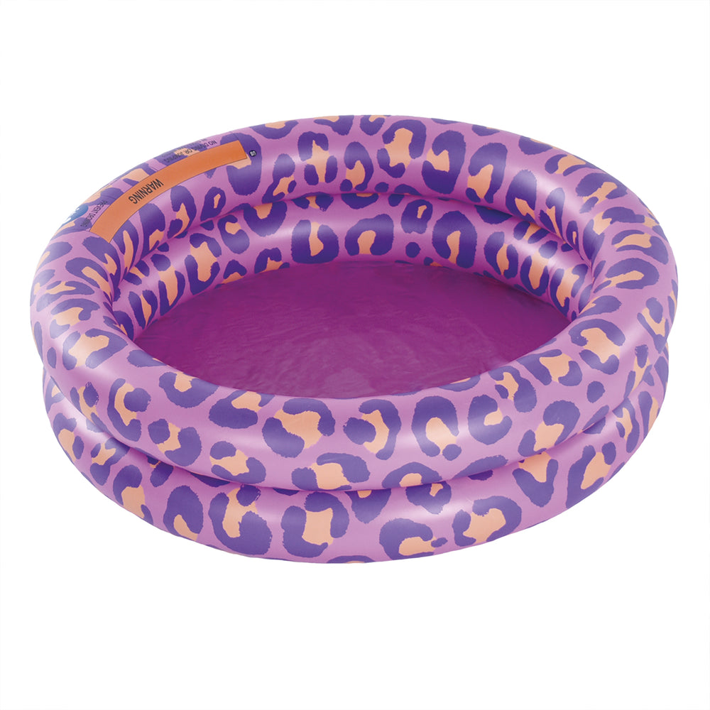 Het Swim Essentials zwembad 60 cm purple leopard is het perfecte accessoire voor een warme dag. Dit leuke opblaasbare zwembadje zorgt voor lekker veel plezier en verkoeling. VanZus.