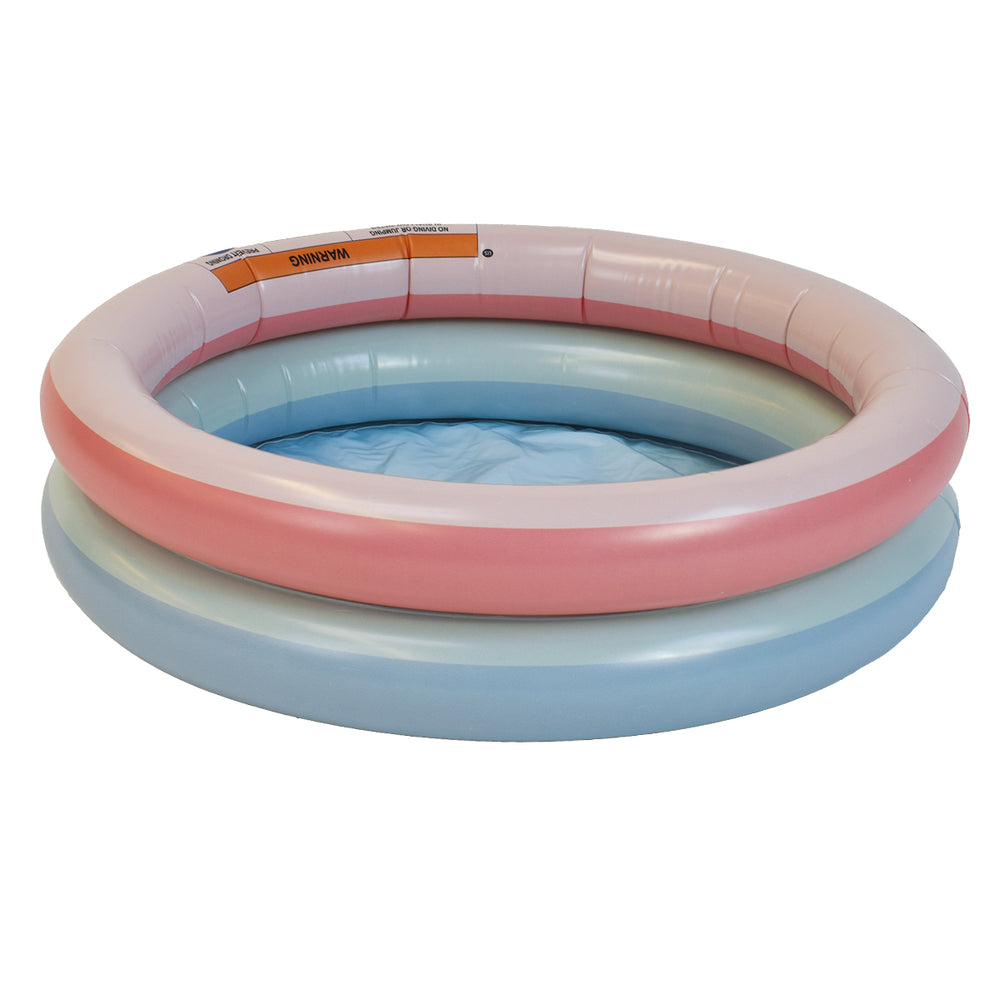 Het Swim Essentials zwembad 60 cm rainbow is het perfecte accessoire voor een warme dag. Dit leuke opblaasbare zwembadje zorgt voor lekker veel plezier en verkoeling. VanZus.