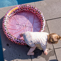 Het Swim Essentials zwembad 60 cm rose gold leopard is het perfecte accessoire voor een warme dag. Dit leuke opblaasbare zwembadje zorgt voor lekker veel plezier en verkoeling. VanZus.