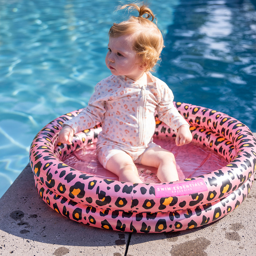 Het Swim Essentials zwembad 60 cm rose gold leopard is het perfecte accessoire voor een warme dag. Dit leuke opblaasbare zwembadje zorgt voor lekker veel plezier en verkoeling. VanZus.