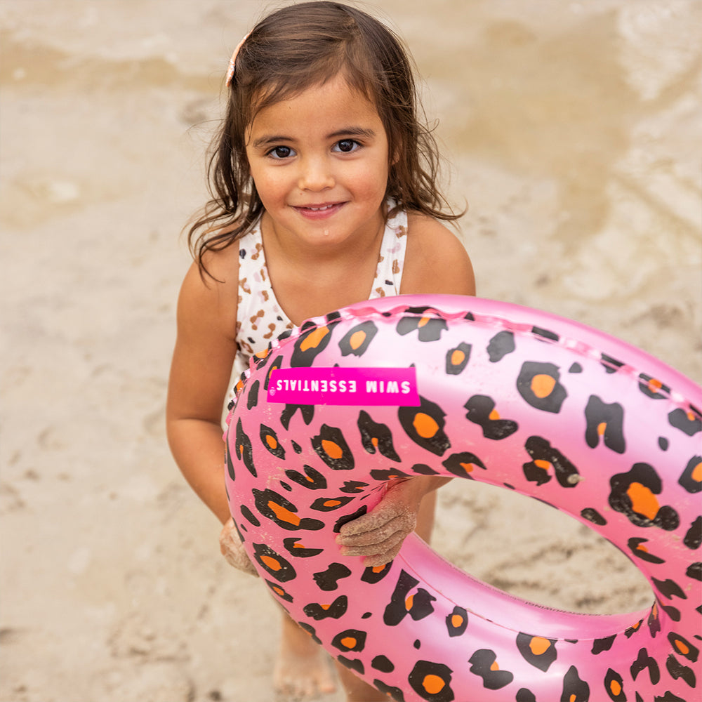 De Swim Essentials zwemband 55 cm rose gold leopard is het perfecte accessoire voor je kind tijdens een dagje bij het zwembad of de zee. Deze leuke zwemband ziet er vrolijk uit en zorgt voor veel plezier. VanZus.