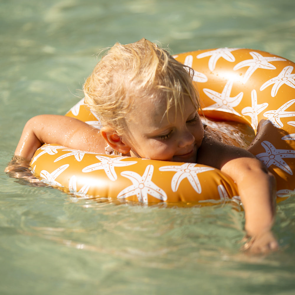 De Swim Essentials zwemband 55 cm sea stars is het perfecte accessoire voor je kind tijdens een dagje bij het zwembad of de zee. Deze leuke zwemband ziet er vrolijk uit en zorgt voor veel plezier. VanZus.