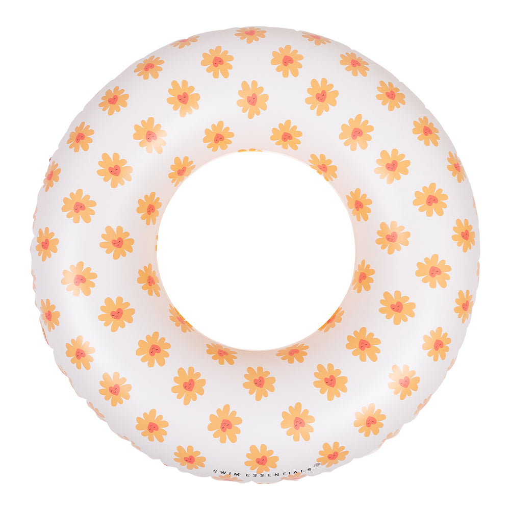De Swim Essentials zwemband 90 cm flower hearts is het perfecte accessoire voor jouw kindje tijdens een dagje bij het zwembad of de zee. Deze leuke zwemband is niet rond maar heeft de vorm van een hart. VanZus.