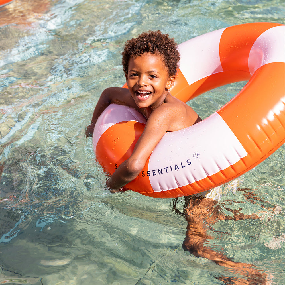 De Swim Essentials zwemband 90 cm life buoy is het perfecte accessoire voor jouw kindje tijdens een dagje bij het zwembad of de zee. Deze leuke zwemband is niet rond maar heeft de vorm van een hart. VanZus.