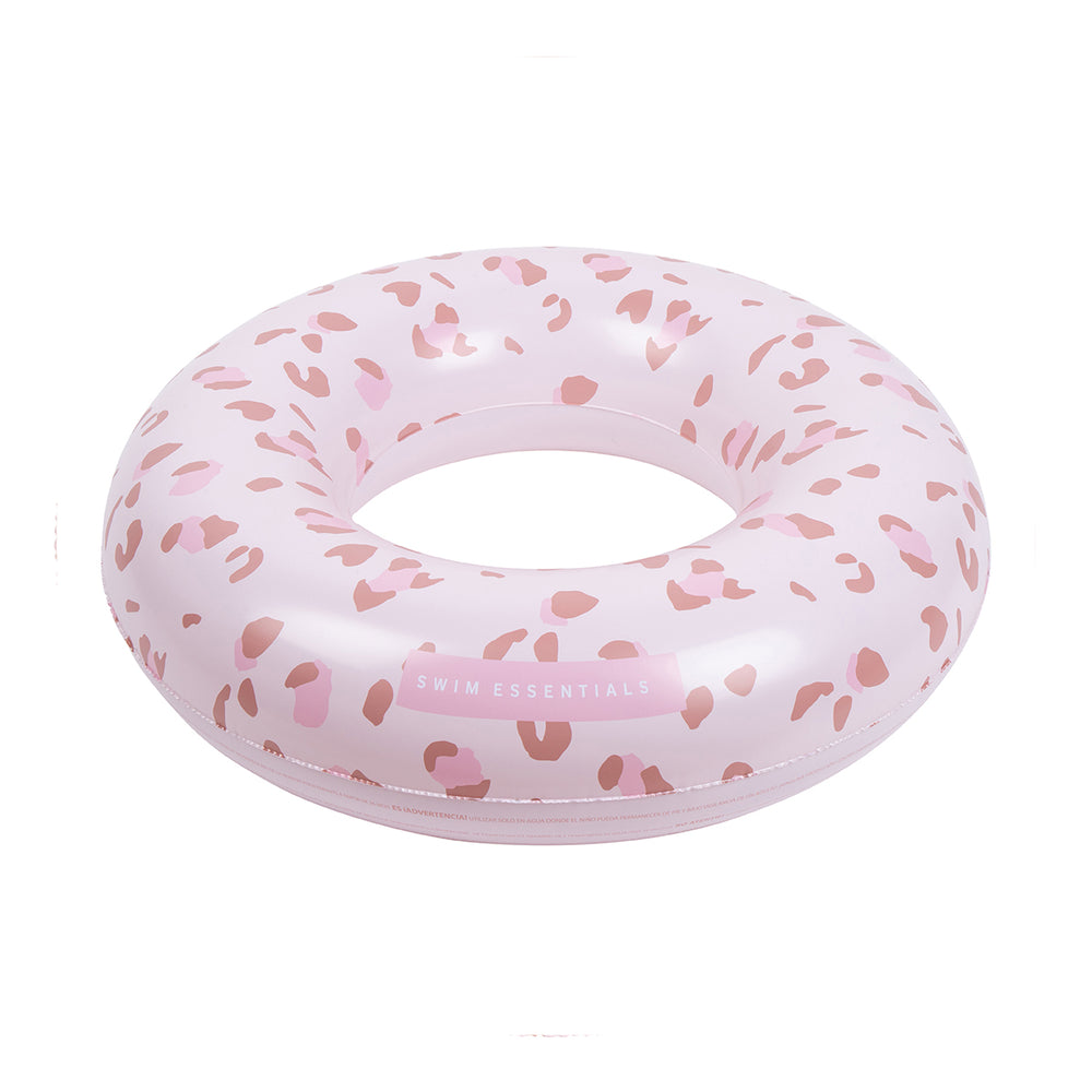 De Swim Essentials zwemband 90 cm old pink leopard is het perfecte accessoire voor jouw kindje tijdens een dagje bij het zwembad of de zee. Deze leuke zwemband is niet rond maar heeft de vorm van een hart. VanZus.