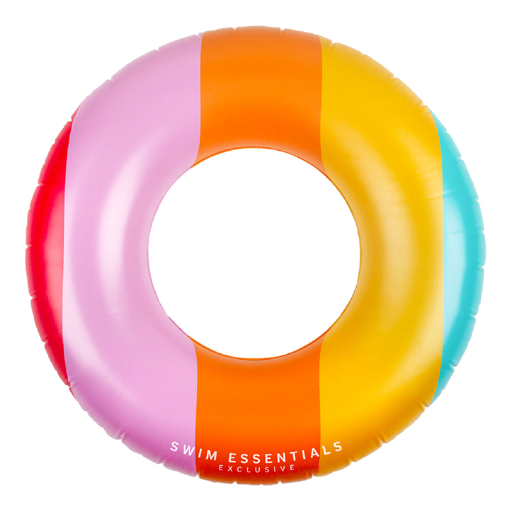 De Swim Essentials zwemband 90 cm rainbow is het perfecte accessoire voor jouw kindje tijdens een dagje bij het zwembad of de zee. Deze leuke zwemband is niet rond maar heeft de vorm van een hart. VanZus.