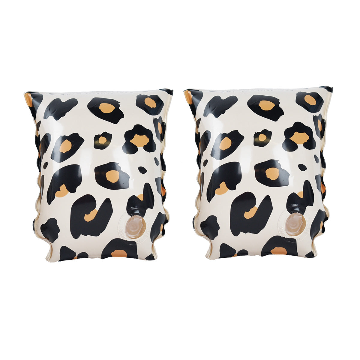 Hoe gaaf zijn deze zwembandjes in de print beige leopard van Swim Essentials? Beleef de mooiste avonturen met je kindje in het water met deze zwembandjes met panterprint die om de arm gaan. De zwemvleugels zijn voorzien van een mooi, tijdloos ontwerp. De veiligheid van je kind staat natuurlijk voorop. VanZus