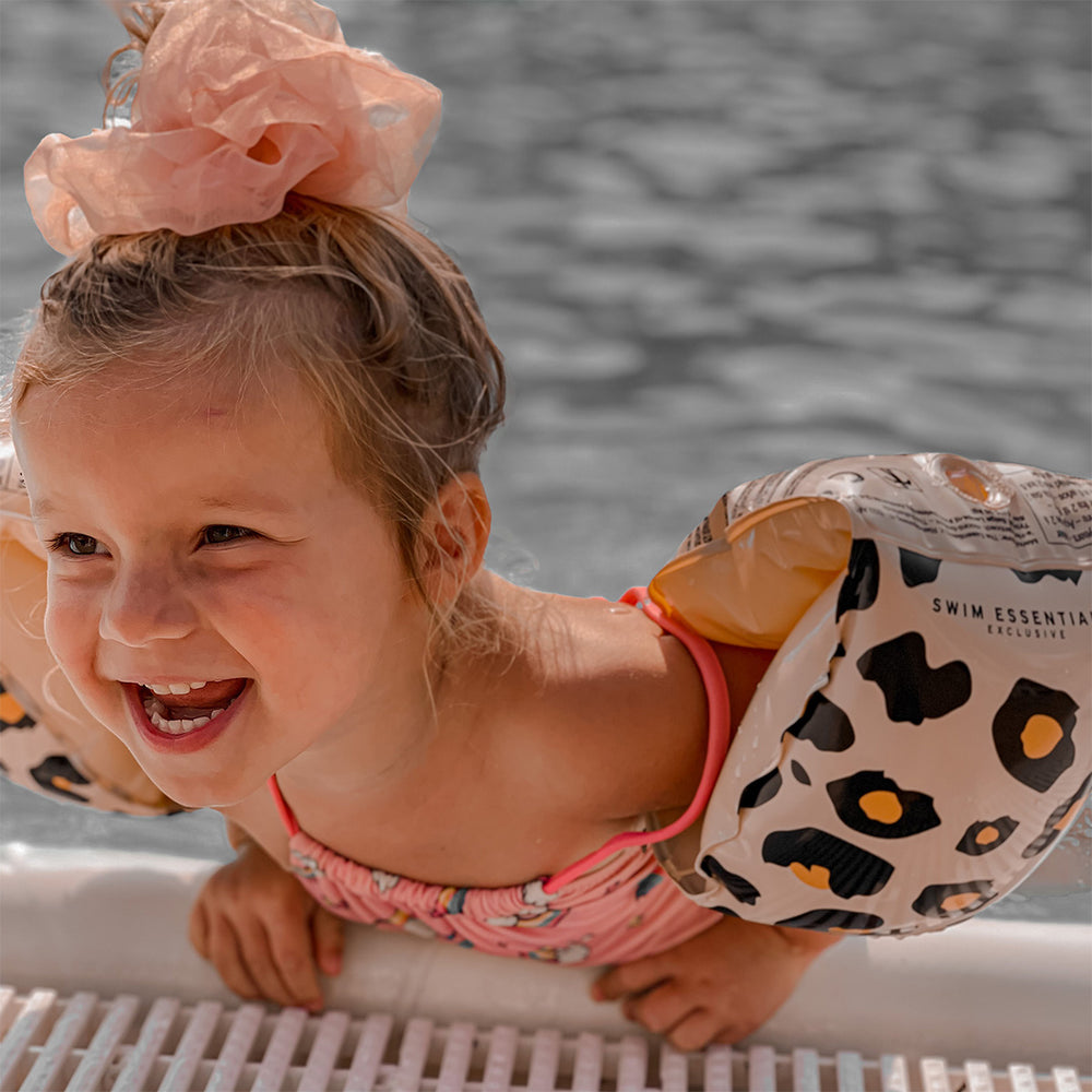 Hoe gaaf zijn deze zwembandjes in de print beige leopard van Swim Essentials? Beleef de mooiste avonturen met je kindje in het water met deze zwembandjes met panterprint die om de arm gaan. De zwemvleugels zijn voorzien van een mooi, tijdloos ontwerp. De veiligheid van je kind staat natuurlijk voorop. VanZus