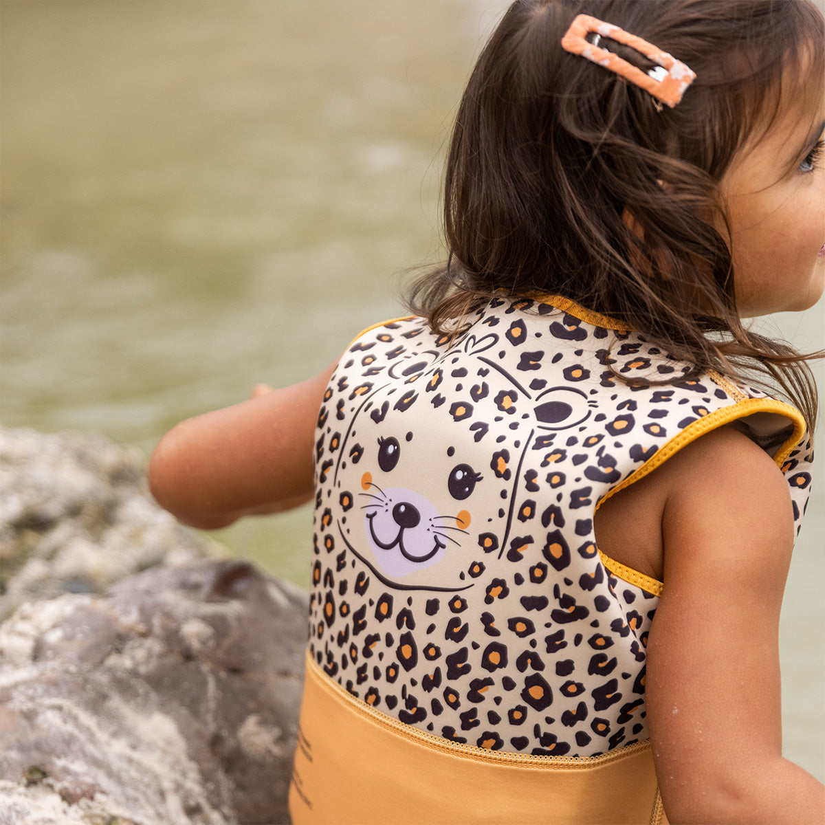 Het Swim Essentials zwemvest beige leopard zorgt ervoor dat je kindje blijft drijven. Ideaal tijdens een dagje aan het strand of wanneer je een stukje gaat varen. Dit leuke zwemvest houdt jouw kindje veilig! VanZus.
