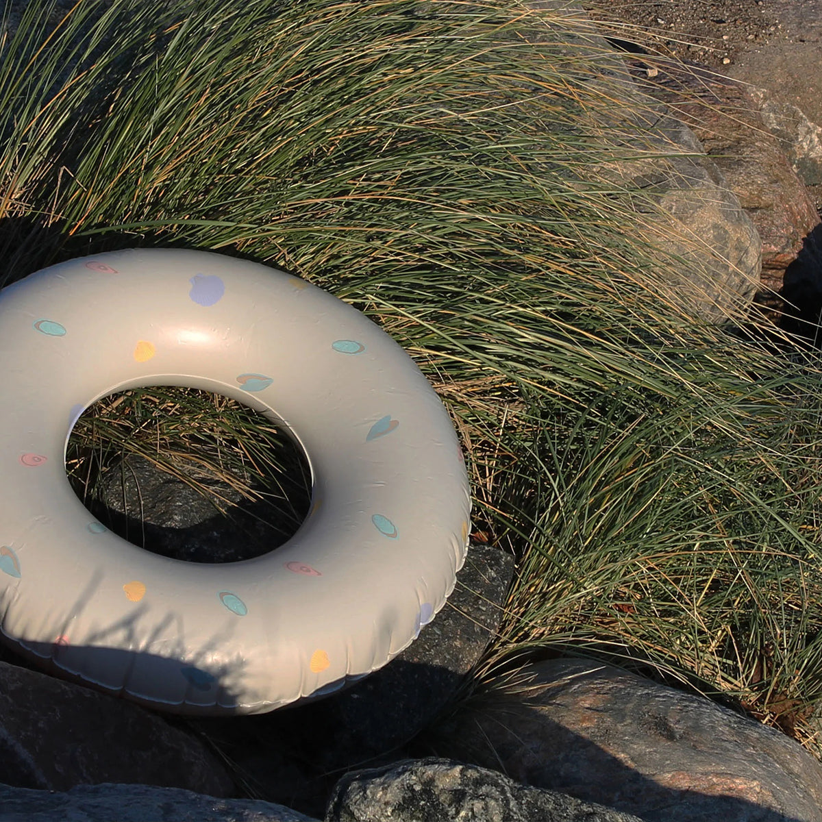 Uren waterpret met de zwemband seashell van Vanilla Copenhagen. Lieve kleur met schelpenmotief, opblaasbaar, gemaakt van PVC en CE getest. Geschikt voor kinderen van 3-6 jaar en 12-30 kg. VanZus