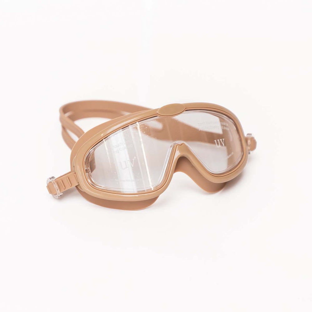 Met de Mrs Ertha googles duikbril peanut kan jouw kindje lekker lang onder water zwemmen zonder last te krijgen van prikkende ogen door zout of chloor. Deze variant heeft een mooie hele zacht bruine kleur. VanZus.