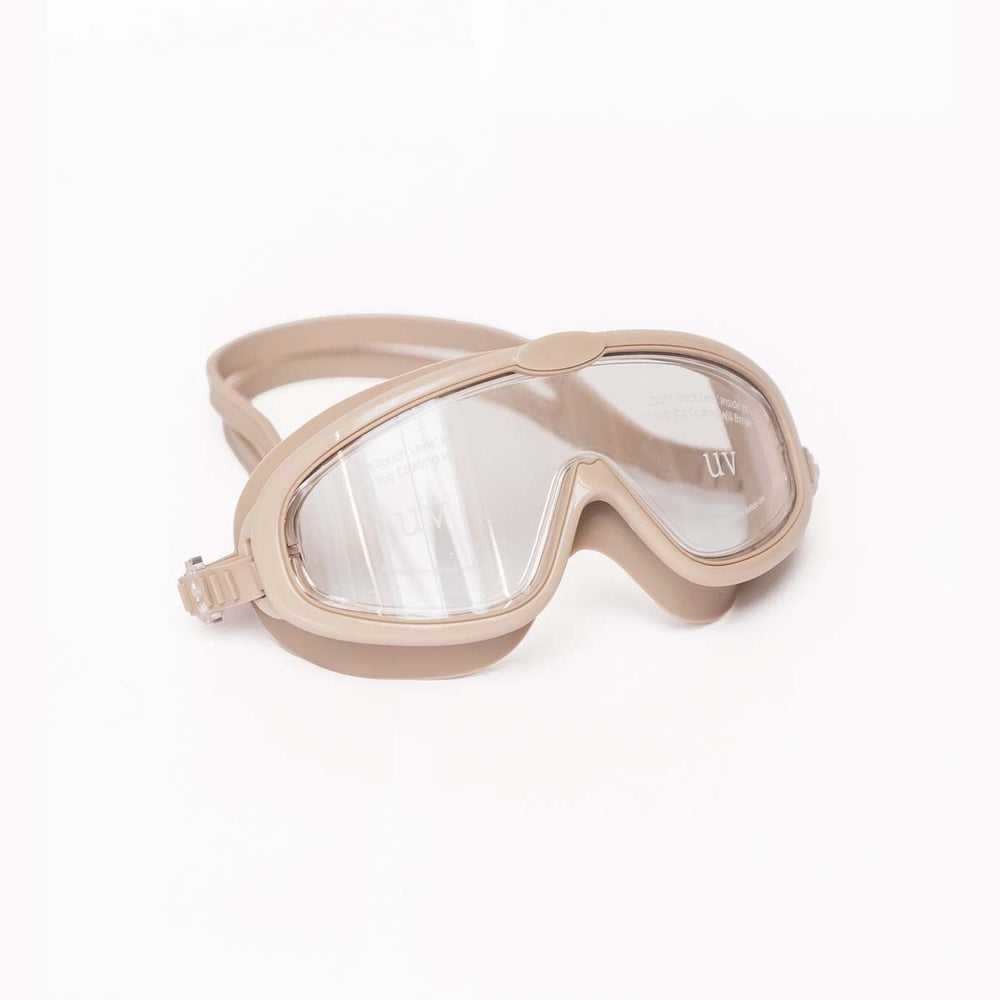 Met de Mrs Ertha googles duikbril ivory kan jouw kindje lekker lang onder water zwemmen zonder last te krijgen van prikkende ogen door zout of chloor. Deze variant heeft een mooie hele zacht beige kleur. VanZus.