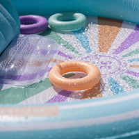 Ieder kind wordt blij van het Swim Essentials speelzwembad adventure hello sunshine! Want wat is er nou leuker dan heerlijk plonzen in het zwembadje op een warme zomerdag? Helemaal niets toch? VanZus.