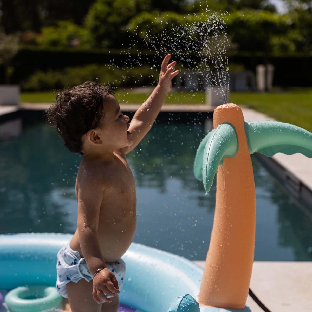 Ieder kind wordt blij van het Swim Essentials speelzwembad adventure hello sunshine! Want wat is er nou leuker dan heerlijk plonzen in het zwembadje op een warme zomerdag? Helemaal niets toch? VanZus.