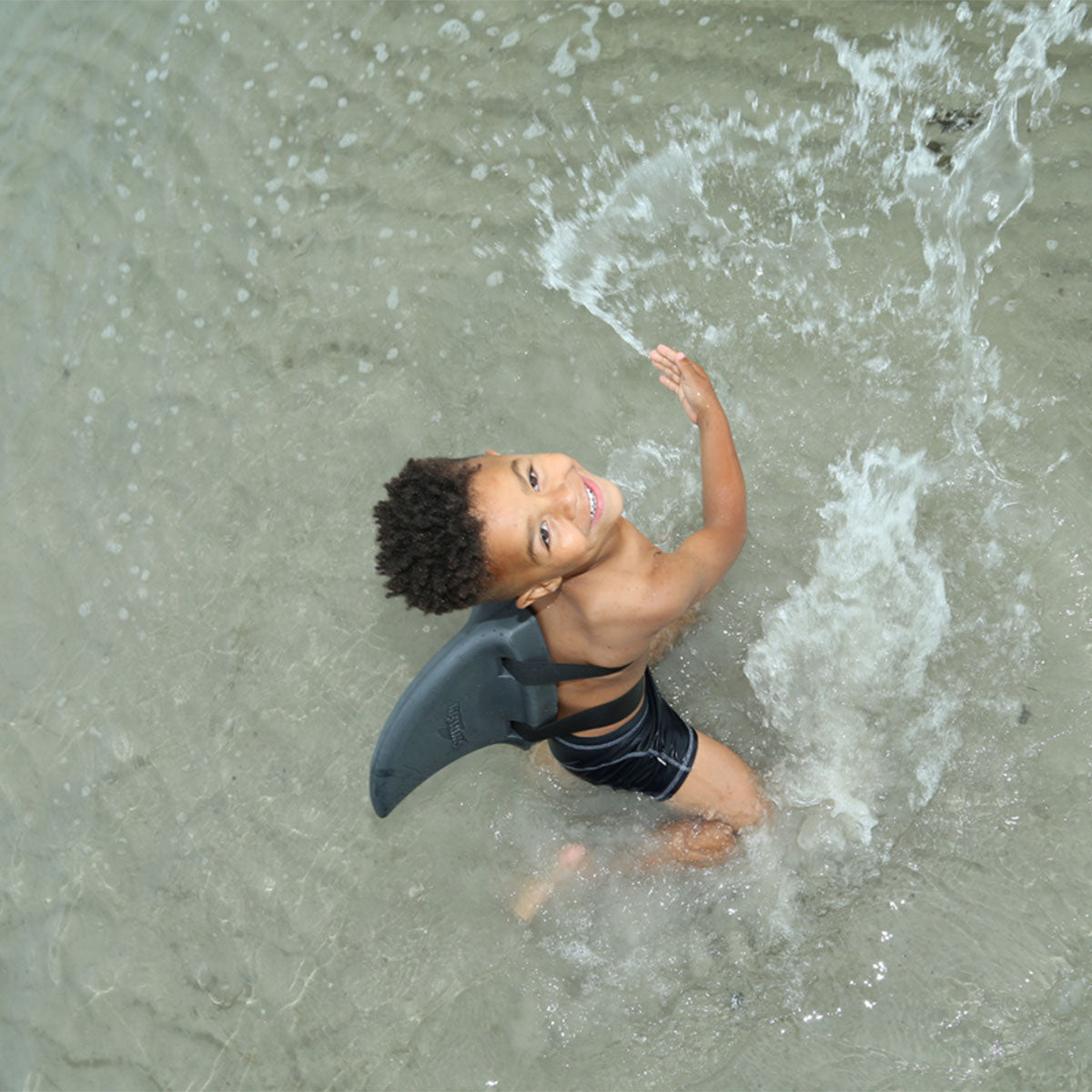 Voor waterratjes die lekker willen zwemmen zonder beperkingen. De haaienvin in de kleur grijs van SwimFin zorgt ervoor dat jouw kindje blijft drijven en tegelijkertijd lekker kan bewegen. Geschikt van 3-6 jaar. VanZus