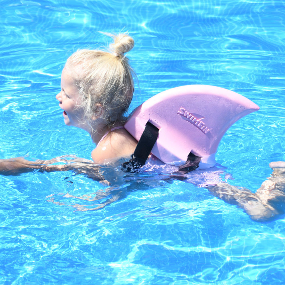 Voor waterratjes die lekker willen zwemmen zonder beperkingen. De haaienvin in de kleur roze van SwimFin zorgt ervoor dat jouw kindje blijft drijven en tegelijkertijd lekker kan bewegen. Geschikt van 3-6 jaar. VanZus