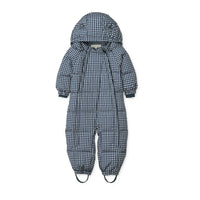 Jouw allerkleinste is klaar voor wintersport met dit te schattige sylvie baby skipak check in de kleur classic navy/dark sandy. Dit mooie skipak houdt je kindje lekker warm en droog. En natuurlijk ziet te kindje er ook mega schattig uit in dit baby skipak! VanZus