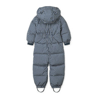 Jouw allerkleinste is klaar voor wintersport met dit te schattige sylvie baby skipak check in de kleur classic navy/dark sandy. Dit mooie skipak houdt je kindje lekker warm en droog. En natuurlijk ziet te kindje er ook mega schattig uit in dit baby skipak! VanZus