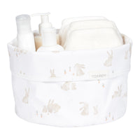 Een georganiseerde commode met het ronde commodemandje uit de collectie Baby Bunny van het merk Little Dutch. Afmeting 21x18x3 cm, kleur wit met lieve print van konijntjes. VanZus