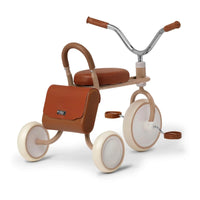 Een hippe driewieler van Vanilla Copenhagen in de kleur oak (bruin). Geschikt voor kinderen vanaf 1 jaar, afneembare duwstang, stevige materialen en schattig fietstasje achterop. Voor veel fiets avonturen! VanZus