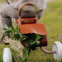 Een hippe driewieler van Vanilla Copenhagen in de kleur oak (bruin). Geschikt voor kinderen vanaf 1 jaar, afneembare duwstang, stevige materialen en schattig fietstasje achterop. Voor veel fiets avonturen! VanZus