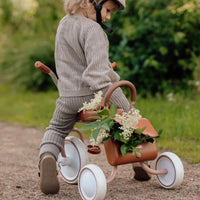 Een hippe driewieler van Vanilla Copenhagen in de kleur oak (bruin). Geschikt voor kinderen vanaf 1 jaar, afneembare duwstang, stevige materialen en schattig fietstasje achterop. Voor veel fiets avonturen! VanZus