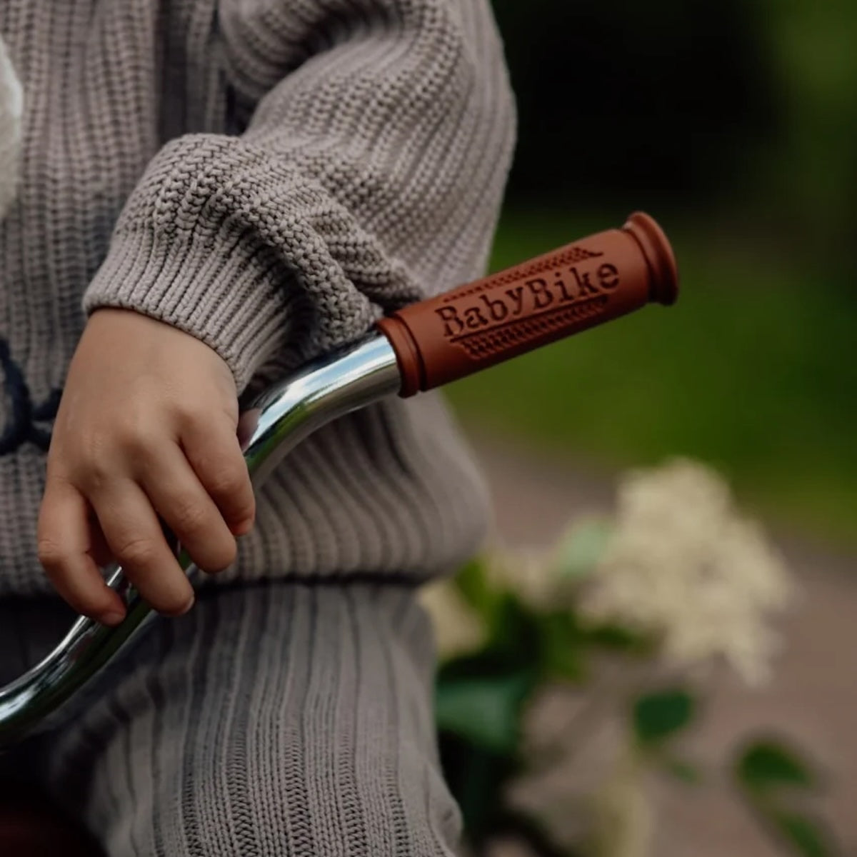 Een hippe driewieler van Vanilla Copenhagen in de kleur white. Geschikt voor kinderen vanaf 1 jaar, afneembare duwstang, stevige materialen en schattig fietstasje achterop. Voor veel fiets avonturen! VanZus