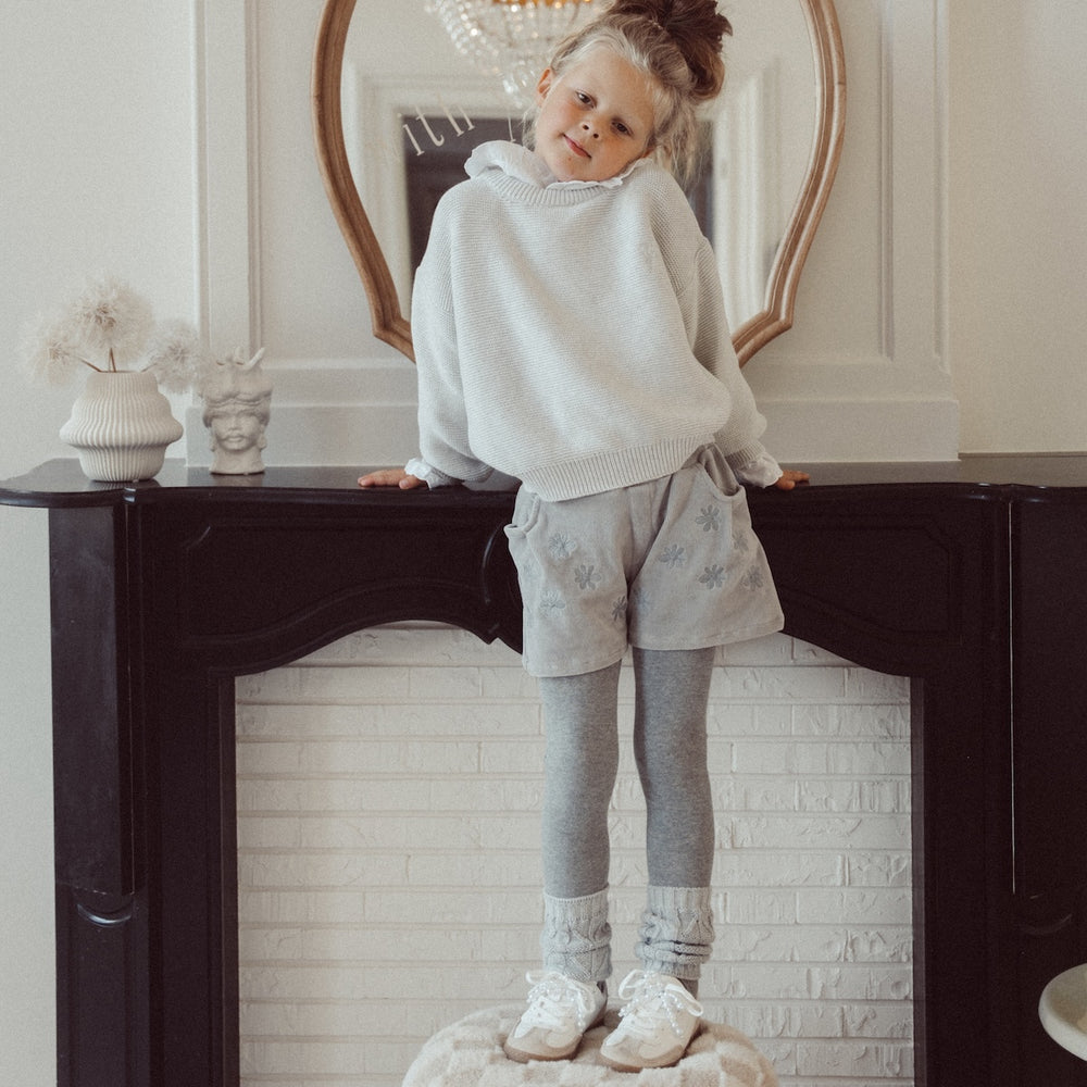 Two You Label flower short grey