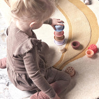 OYOY Tawa caramel blauw stapelbekers: het ideale speelgoed voor jouw kindje! Stimuleer spelenderwijs de fijne motoriek van jouw mini. Stel ze op, leg ze naast elkaar of schuif ze in elkaar. Plezier verzekerd. VanZus