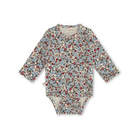 Breng vrolijkheid in de garderobe van je baby met het rompertje Ellis in flora bunnies rouge. Lange mouwen, bloemen en konijntjes print en vrolijke kleuren. In diverse maten. Combineer met bijpassende legging. VanZus