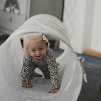 Breng vrolijkheid in de garderobe van je baby met het rompertje Ellis in flora bunnies rouge. Lange mouwen, bloemen en konijntjes print en vrolijke kleuren. In diverse maten. Combineer met bijpassende legging. VanZus