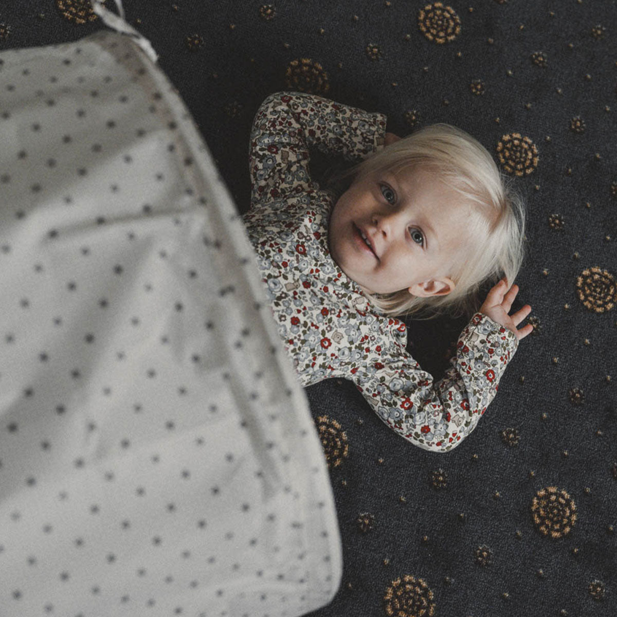 Breng vrolijkheid in de garderobe van je baby met het rompertje Ellis in flora bunnies rouge. Lange mouwen, bloemen en konijntjes print en vrolijke kleuren. In diverse maten. Combineer met bijpassende legging. VanZus