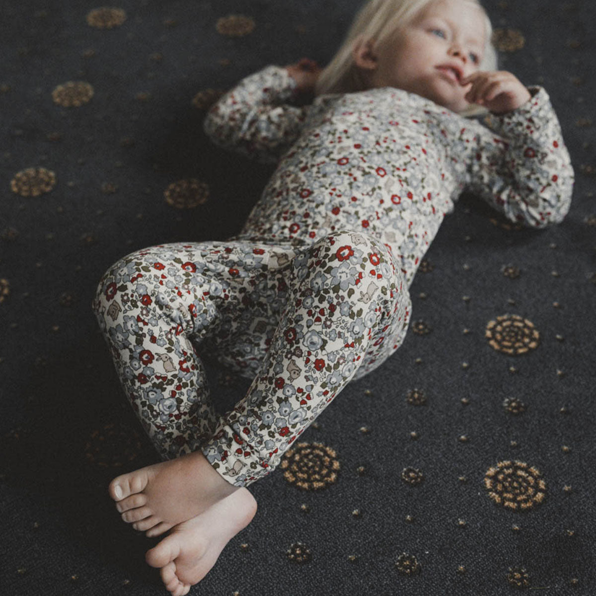 Breng vrolijkheid in de garderobe van je baby met het rompertje Ellis in flora bunnies rouge. Lange mouwen, bloemen en konijntjes print en vrolijke kleuren. In diverse maten. Combineer met bijpassende legging. VanZus