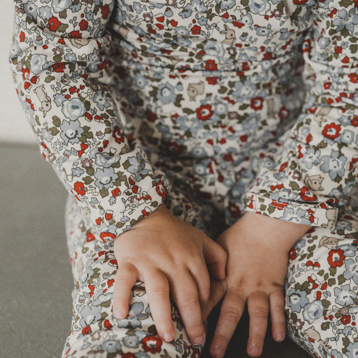 Breng vrolijkheid in de garderobe van je baby met het rompertje Ellis in flora bunnies rouge. Lange mouwen, bloemen en konijntjes print en vrolijke kleuren. In diverse maten. Combineer met bijpassende legging. VanZus