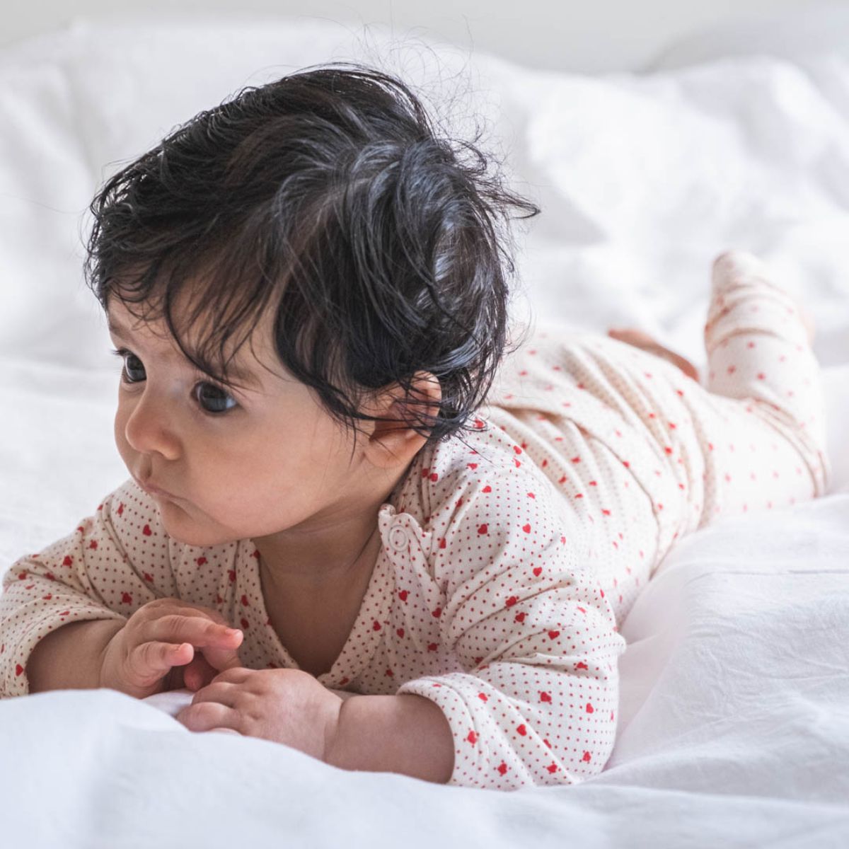 Het That’s Mine ellis rompertje in de kleur lots of love red is een super schattig rompertje voor jouw kindje. De romper heeft een leuke print met kleine hartjes. Hij draagt heel erg comfortabel. VanZus.