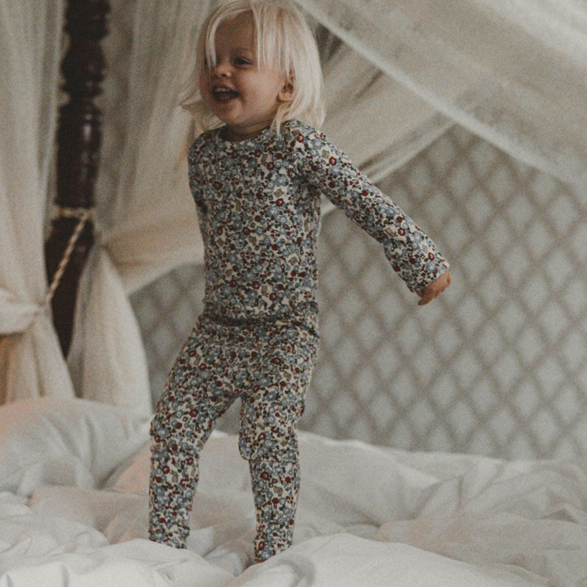 Breng vrolijkheid in de garderobe van je baby met de lievelegging Elois in flora bunnies rouge. Lange pijpjes, bloemen en konijntjes print, vrolijke kleuren. Combineer met bijpassende romper. In diverse maten. VanZus