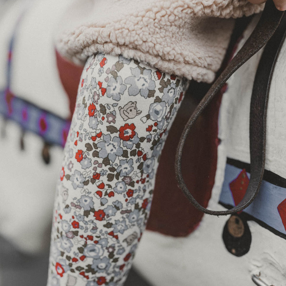 Breng vrolijkheid in de garderobe van je baby met de lievelegging Elois in flora bunnies rouge. Lange pijpjes, bloemen en konijntjes print, vrolijke kleuren. Combineer met bijpassende romper. In diverse maten. VanZus