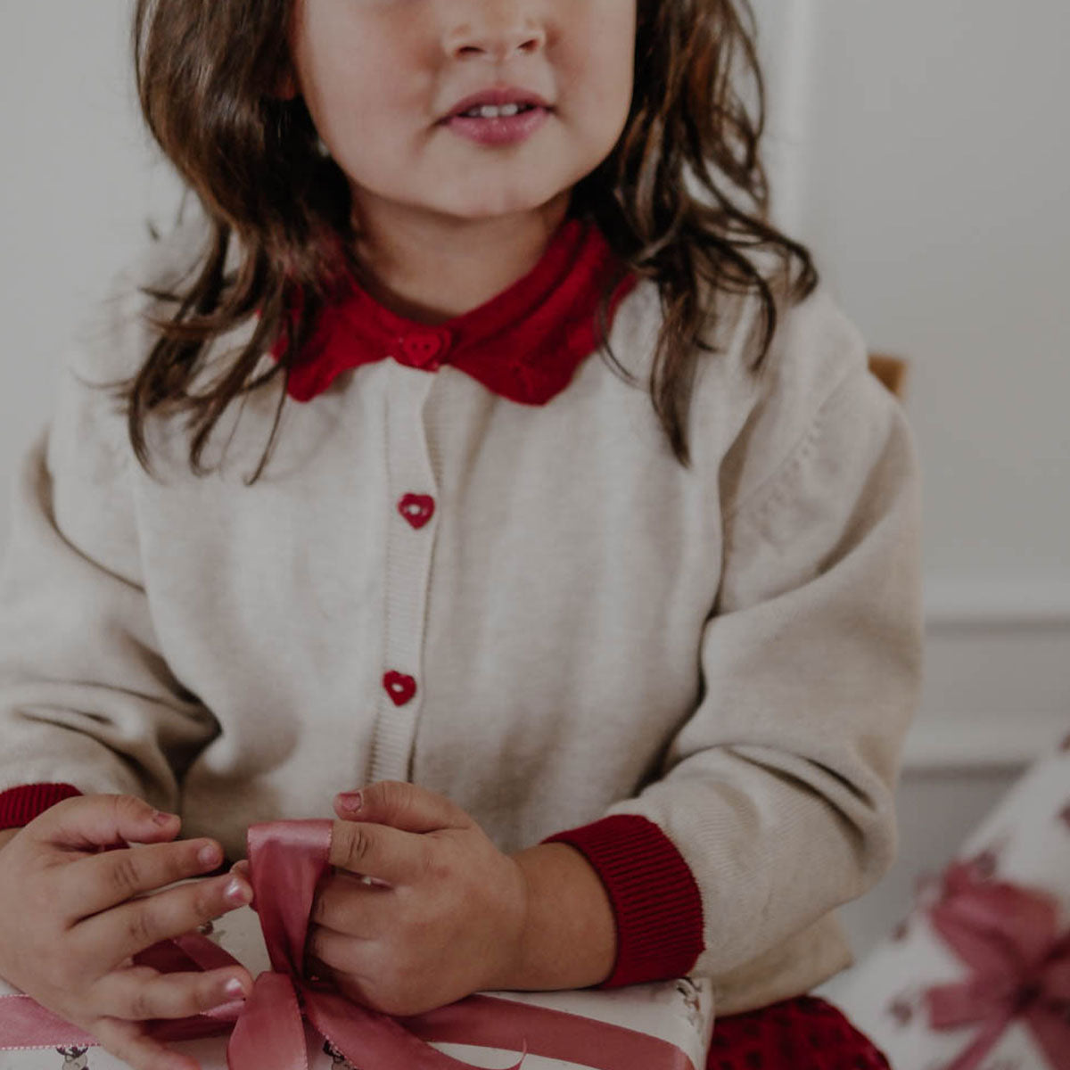 Dit te schattige felizia vestje in de kleur oatmeal melange van het leuke merk That's mine brengt elke outfit naar het volgende niveau. Of je dit mooie vestje nu casual of meer dressed up combineert, dit leuke vest zal jouw kleintje geweldig staan! VanZus