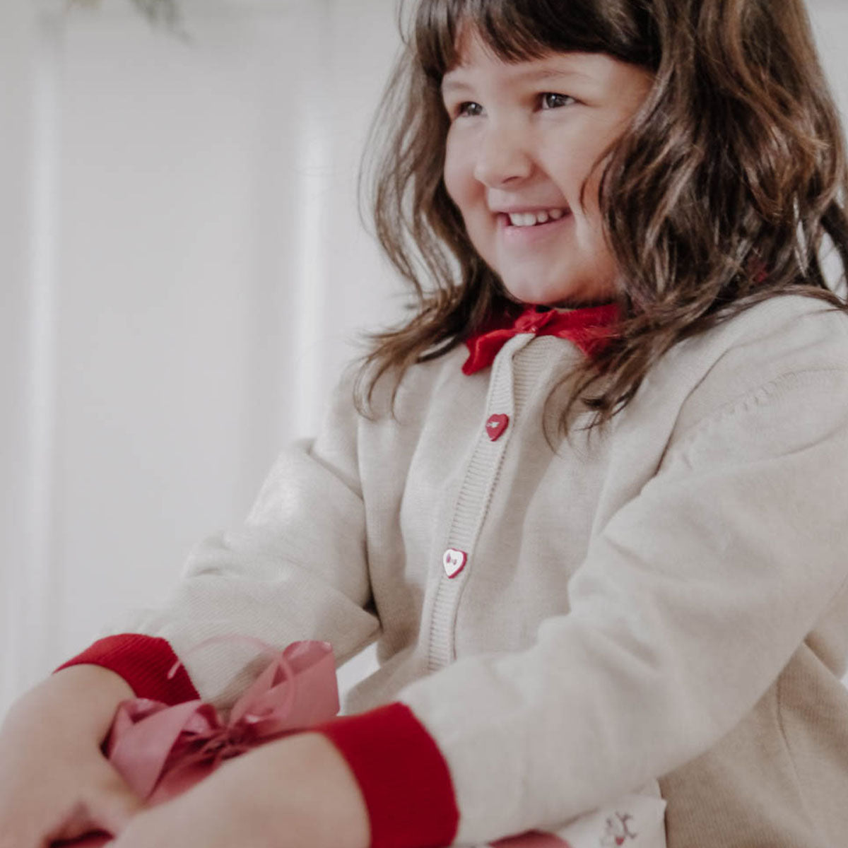 Dit te schattige felizia vestje in de kleur oatmeal melange van het leuke merk That's mine brengt elke outfit naar het volgende niveau. Of je dit mooie vestje nu casual of meer dressed up combineert, dit leuke vest zal jouw kleintje geweldig staan! VanZus