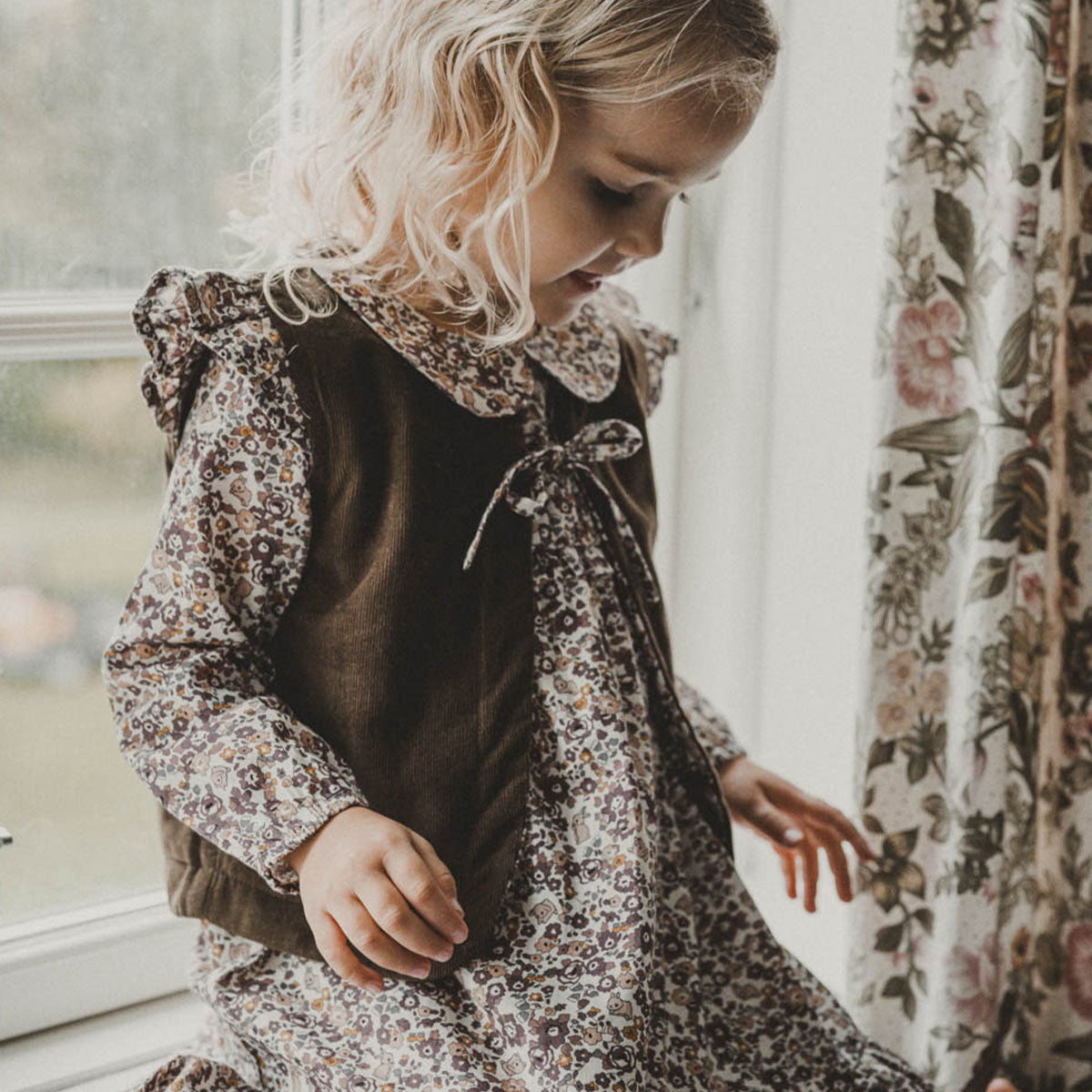 Het Filippa vest canteen van That’s Mine is een must-have voor kleine fashionista's! Gemaakt van stoere bruine stof met flora bunnies rouge print, strik en ruches bij de schouders. In de maten 68-116. VanZus