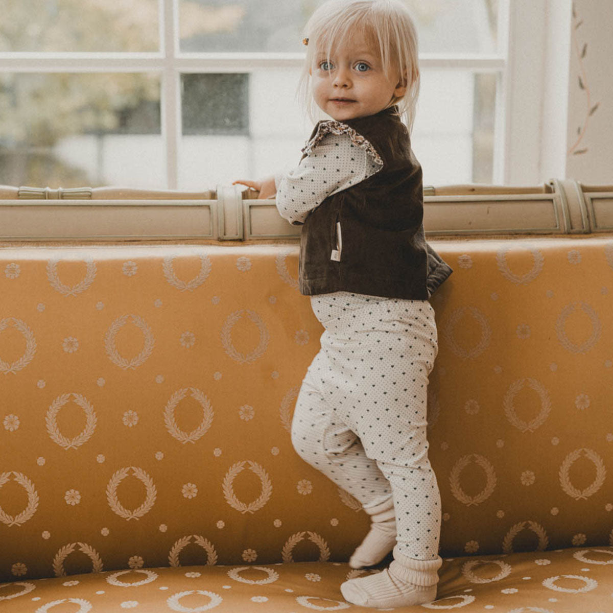 Het Filippa vest canteen van That’s Mine is een must-have voor kleine fashionista's! Gemaakt van stoere bruine stof met flora bunnies rouge print, strik en ruches bij de schouders. In de maten 68-116. VanZus