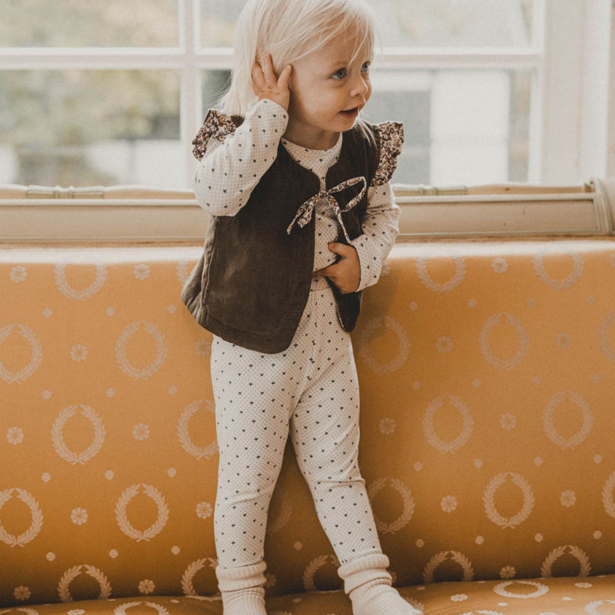 Het Filippa vest canteen van That’s Mine is een must-have voor kleine fashionista's! Gemaakt van stoere bruine stof met flora bunnies rouge print, strik en ruches bij de schouders. In de maten 68-116. VanZus