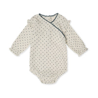 Voeg een klassieke look toe in de garderobe van je baby met het schattige rompertje Isabella in lots of love sky. Lange mouwen, witte kleur met stippen en hartjes, kant en ruches! In diverse maten. VanZus